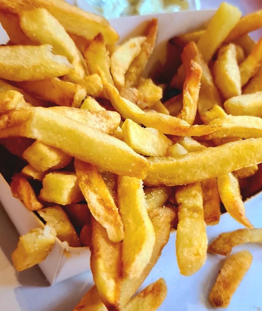 snack-antwerpen -antwerpen-straateten-beroemde-frituur-friet-met-mayonaise-snack